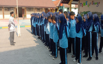 Pengukuhan PMR Madya SMPN 1 Tarub Tahun 2023-2024: Semarak di Kebun Buah Purbayasa